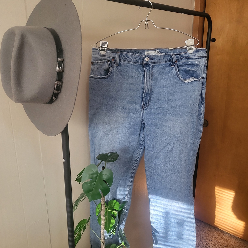 Abercrombie & Fitch 90's Ultra High Rise Ankle Split Light Wash Jeans 33R